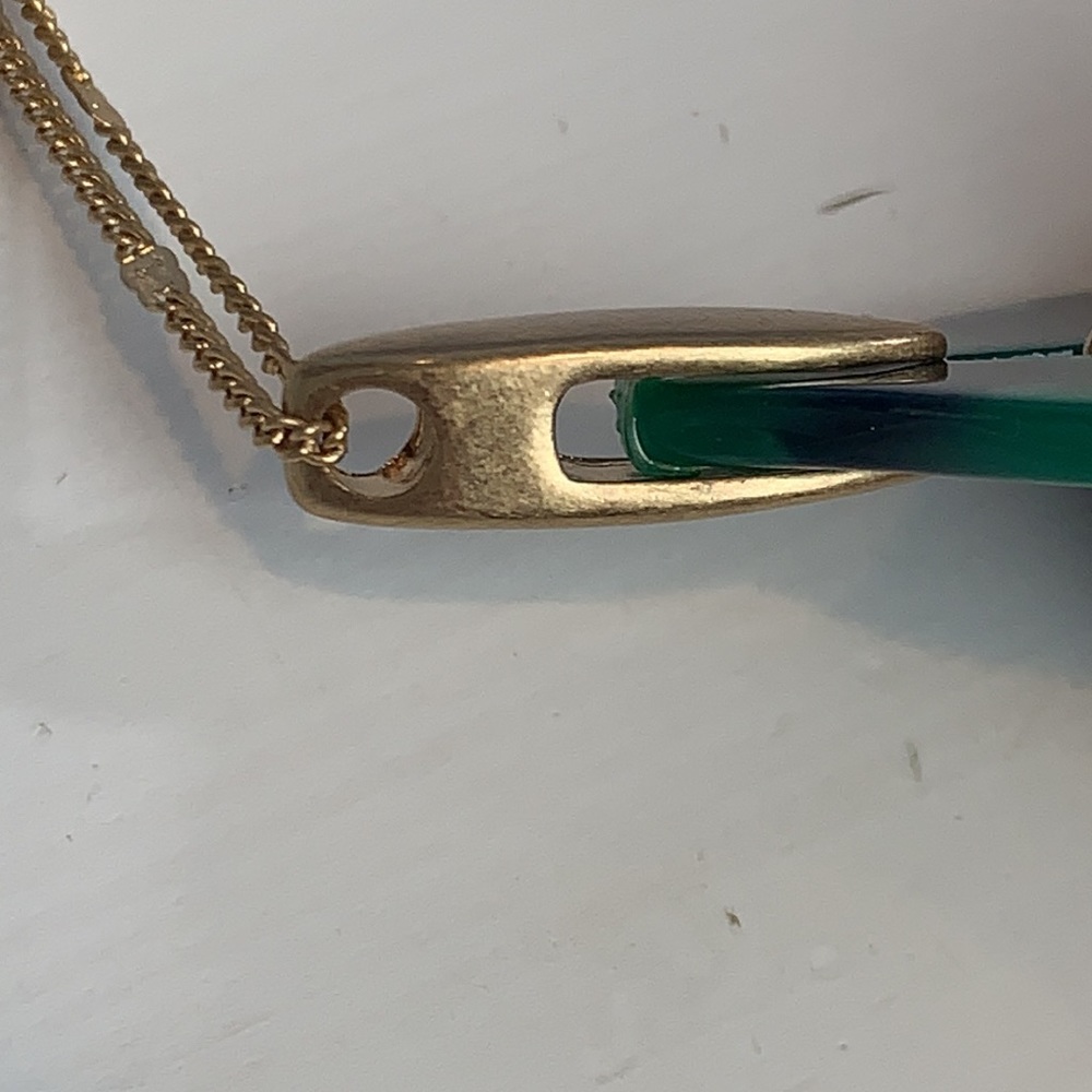 Gold Tone Arrow-Leaf Resin Pendant Chain Necklace - Picture 8 of 9